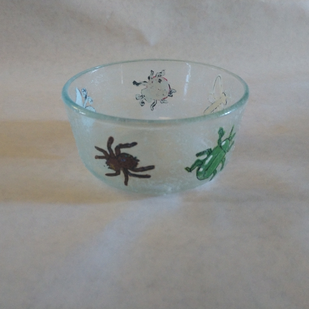 4 cup Bug themed dish. Painted with cute bugs and finished with glitter🙂